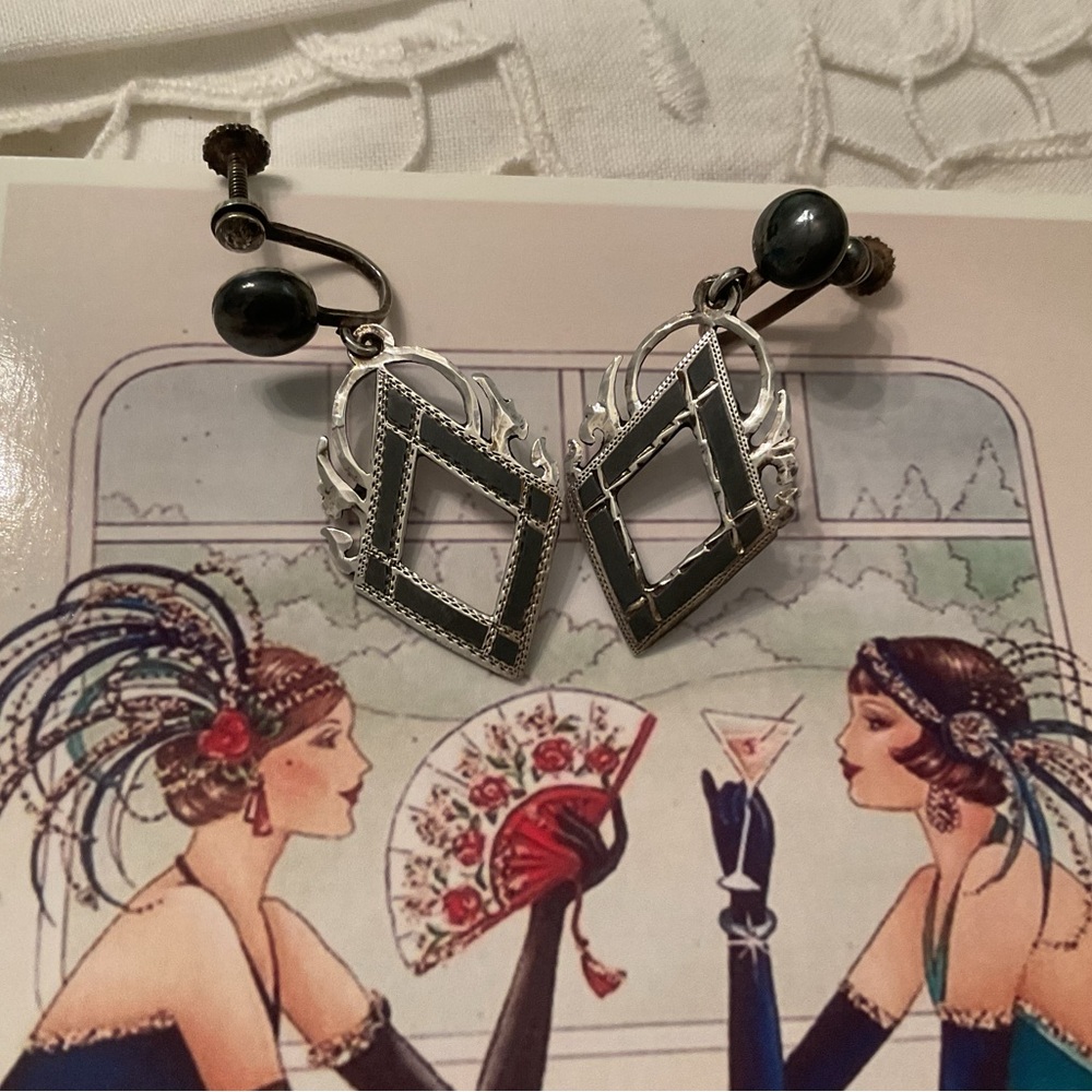 VINTAGE STERLING SILVER SIAM 
GRAY ENEMEL SCREW-BACK EARRINGS